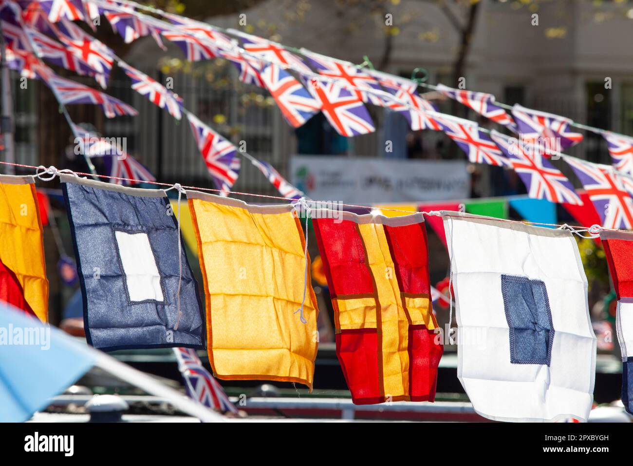 Londra, Regno Unito, 29 aprile 2023: Il 40th° Canalway Cavalcade annuale si svolge durante il fine settimana delle feste della banca Mayday a Little Venice. I bunting di Union Jack e le bandiere nautiche decorano le barche ormeggiate alla piscina dove il Regent's Canal incontra il Grand Union Canal. Anna Watson/Alamy Live News. Foto Stock