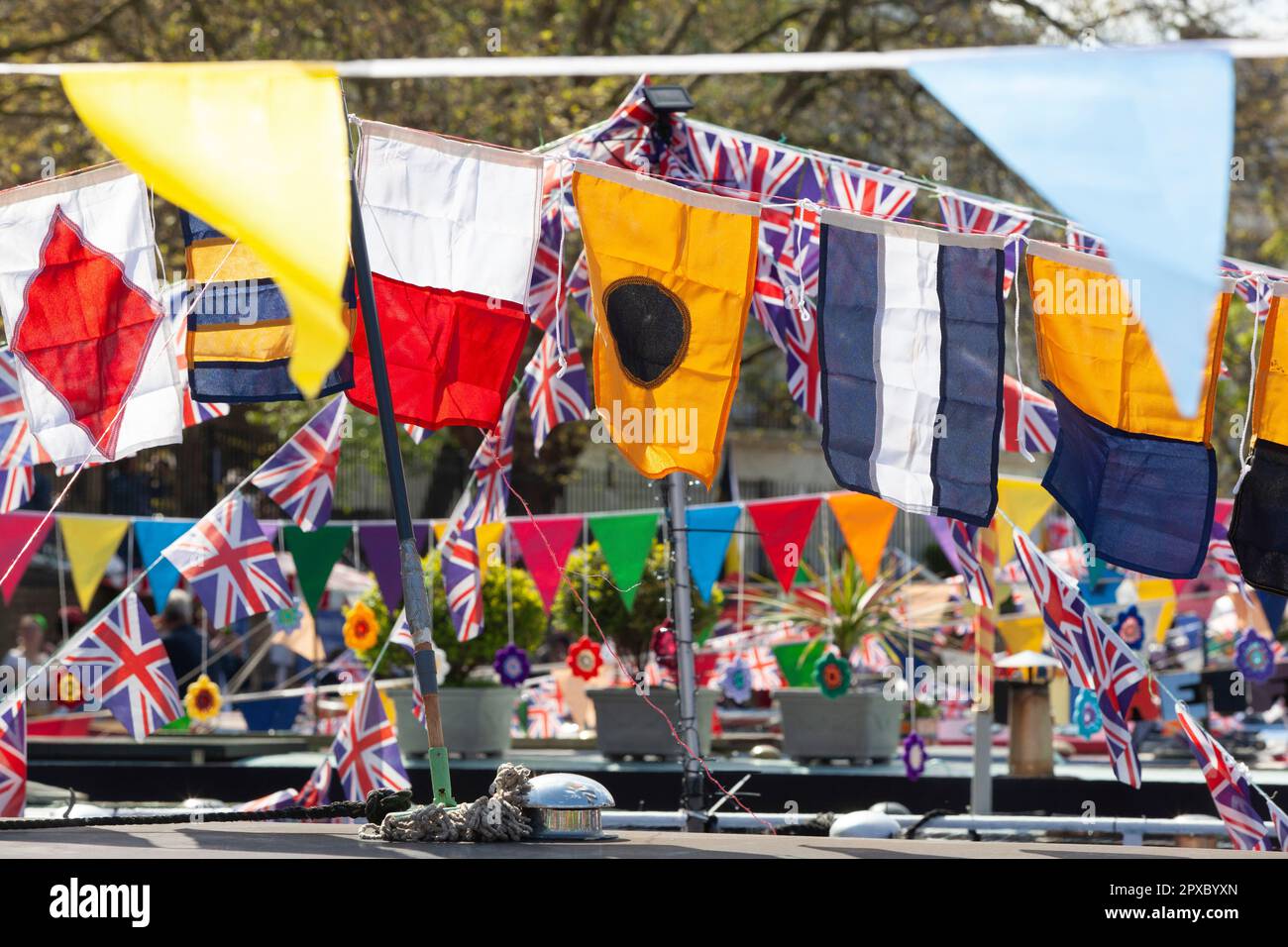 Londra, Regno Unito, 29 aprile 2023: Il 40th° Canalway Cavalcade annuale si svolge durante il fine settimana delle feste della banca Mayday a Little Venice. I bunting di Union Jack e le bandiere nautiche decorano le barche ormeggiate alla piscina dove il Regent's Canal incontra il Grand Union Canal. Anna Watson/Alamy Live News. Foto Stock