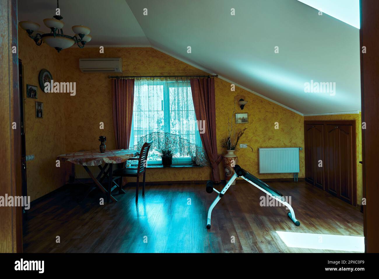 Panca per la pressa combinata nel soggiorno della casa Foto Stock