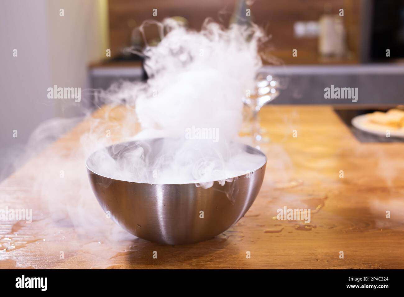vapore fumo ghiaccio secco in ciotola in cucina Foto stock - Alamy