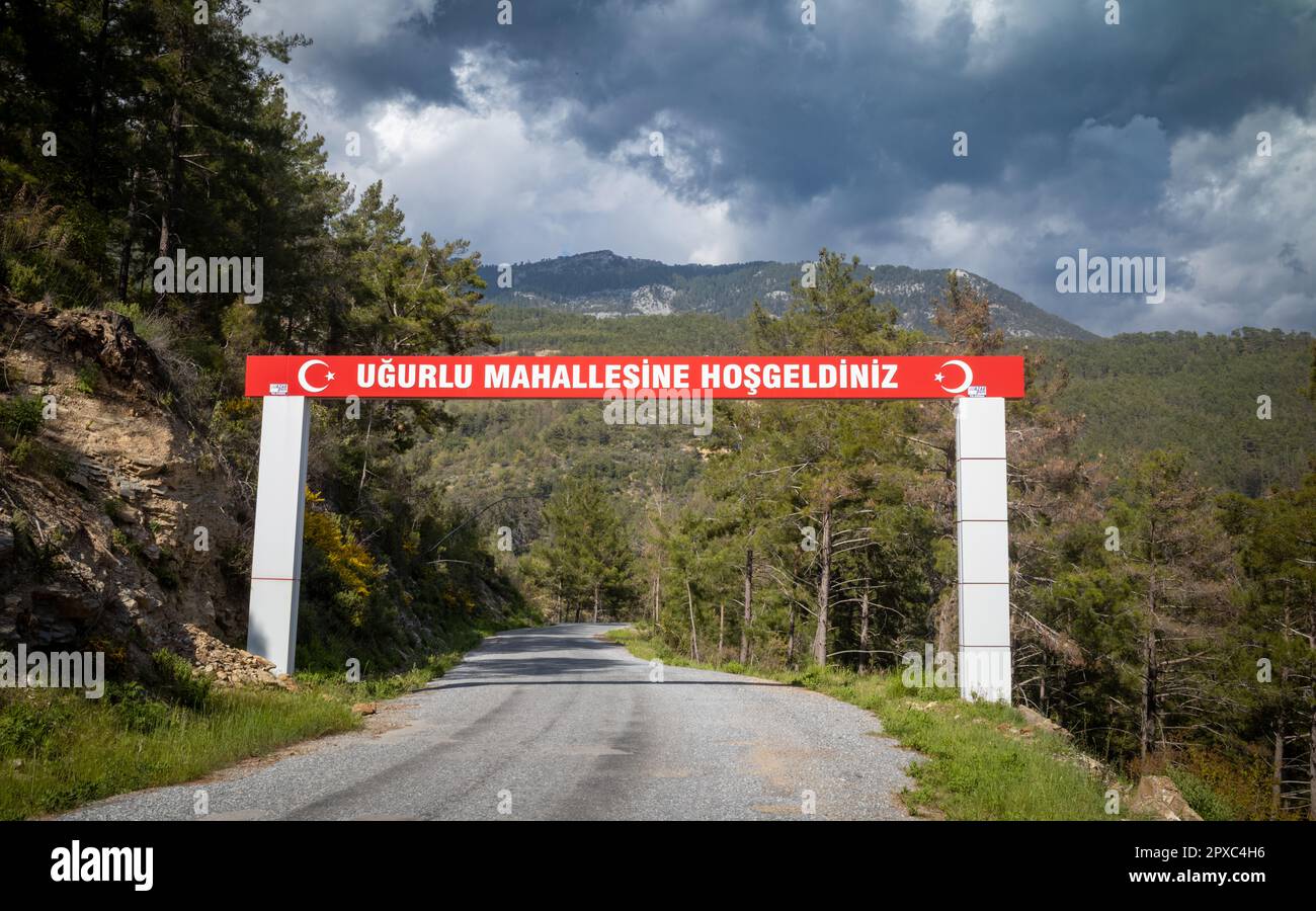 Mentre la strada di montagna si snoda attraverso i Monti Taurus nella provincia di Antalya, in Turchia (Turkiye), conduce all'affascinante villaggio di Ugurlu. La strada è Foto Stock