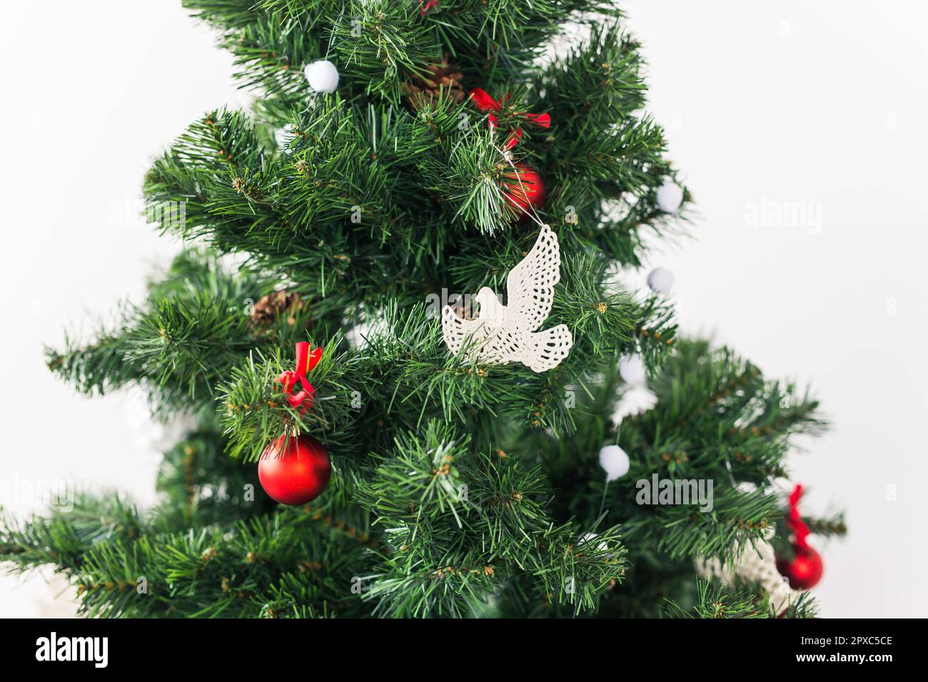 Decorazioni dell'albero di Natale su un abete natalizio, primo piano.  Vacanze e decorazione Foto stock - Alamy