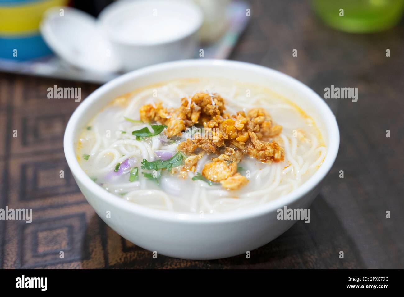 Thukpa di pollo, una zuppa di noodle himalayana, di solito servita con carne e pollo magro. Cibo tibetano Foto Stock