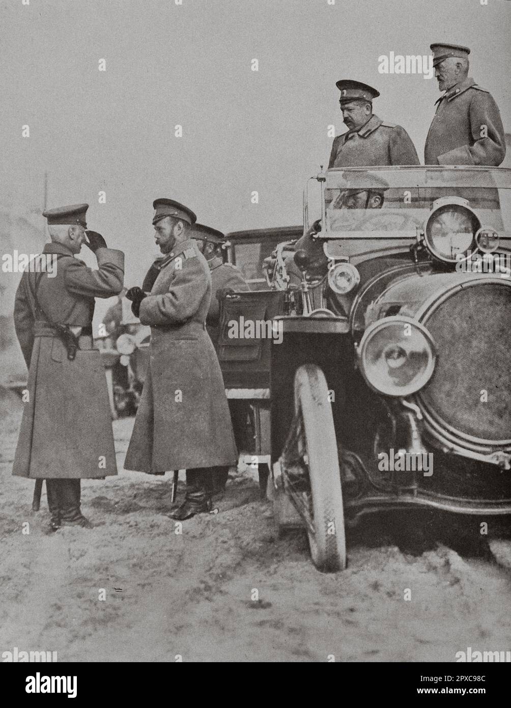 Prima guerra mondiale Visita dello Zar (Nicola II di Russia) agli eserciti. Da sinistra a destra: Conte Bobrinsky (Bobrinski), Nicolas II, generale Yanushkevich, capi di stato maggiore. Granduca Nikolai Nikolevich Foto Stock