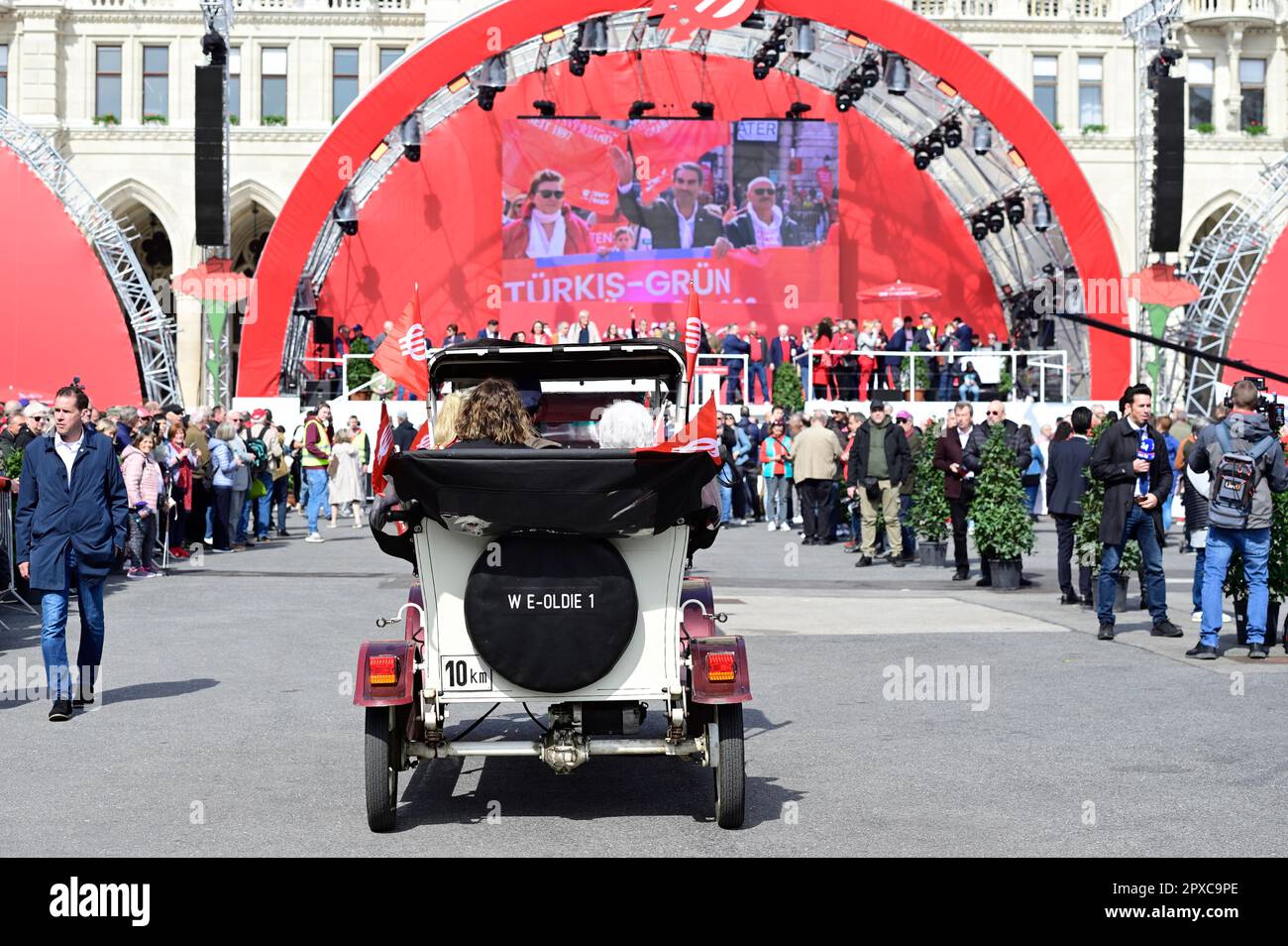 Vienna, Austria. 1st maggio 2023. Ultimo rally delle celebrazioni del SPÖ del 1st maggio presso la piazza del Municipio di Vienna. L'immagine mostra un'automobile d'epoca Foto Stock
