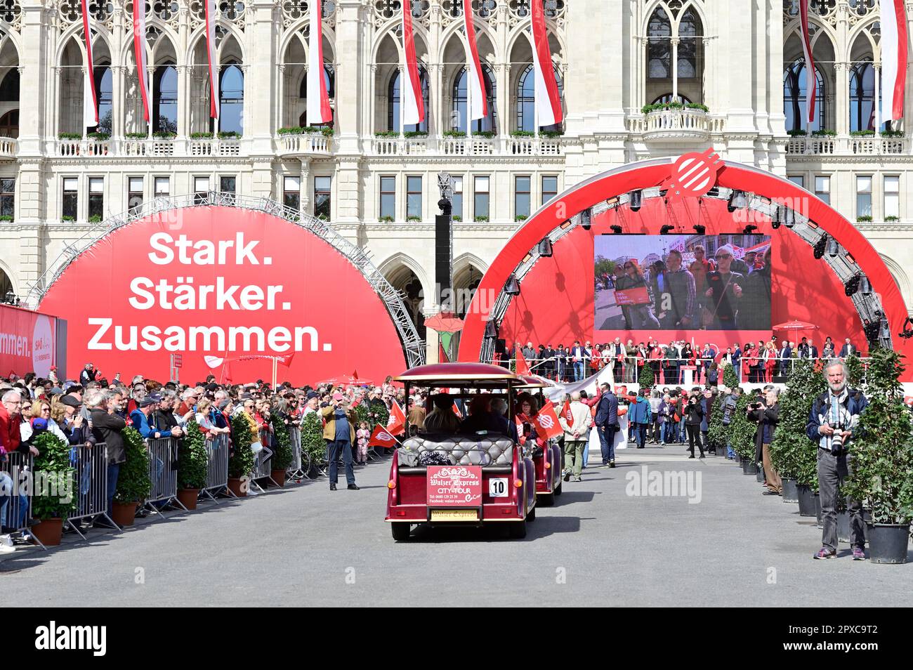Vienna, Austria. 1st maggio 2023. Ultimo rally delle celebrazioni del SPÖ del 1st maggio presso la piazza del Municipio di Vienna. L'immagine mostra un'automobile d'epoca Foto Stock