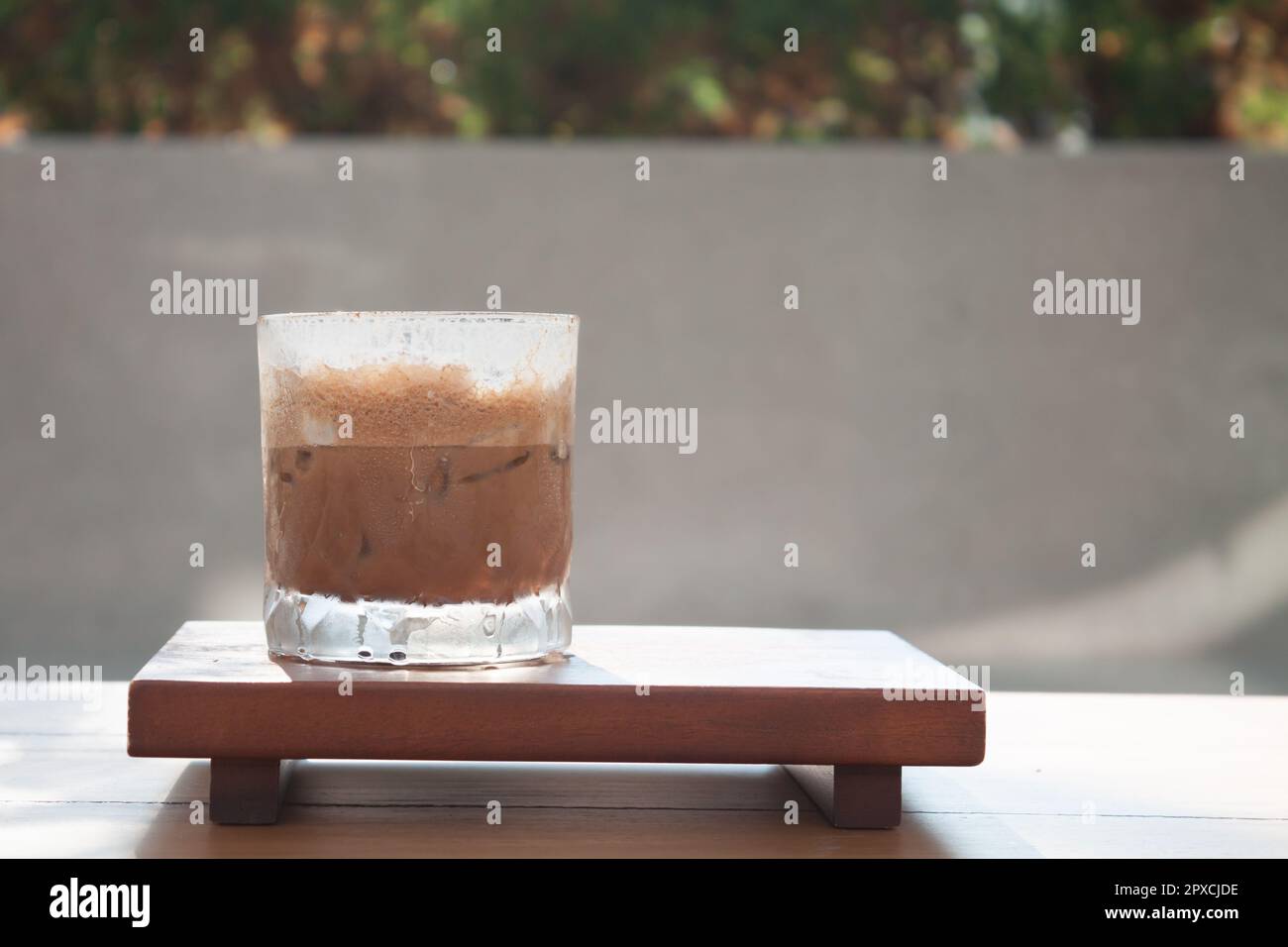 Caffè ghiacciato con micro schiuma nella caffetteria, foto di magazzino Foto Stock