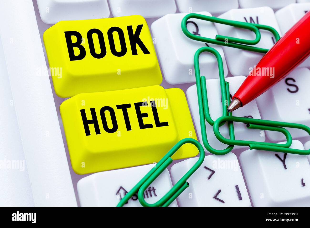 Scrittura visualizzazione testo Prenota Hotel, Business idea un accordo che si fa per avere una camera d'albergo o un alloggio Foto Stock