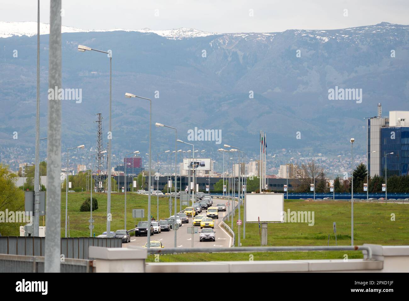 Strada trafficata che collega l'aeroporto di Sofia e la città con la vista sul monte Vitosha a Sofia, Bulgaria, Europa orientale, Balcani, UE Foto Stock