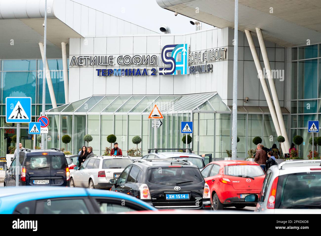 Traffico automobilistico al di fuori dell'aeroporto di Sofia Terminal 2 a Sofia, Bulgaria, Europa orientale, Balcani, UE Foto Stock