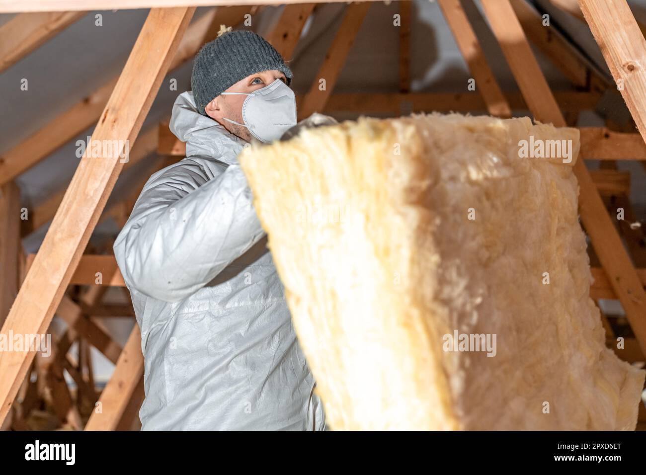 isolamento del tetto e del soffitto con lana di vetro. Foto Stock