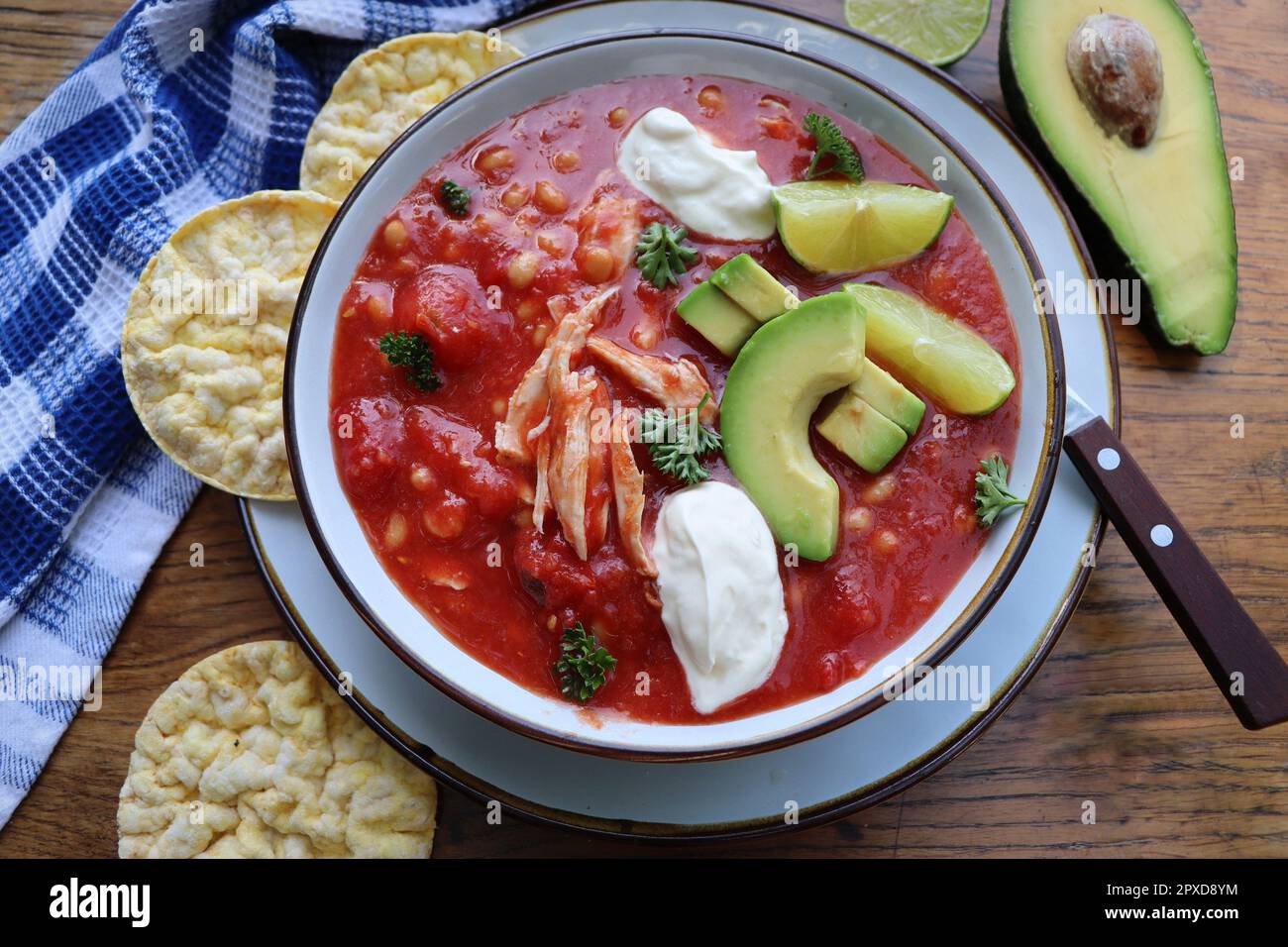 Zuppa di peperoncino con tortilla di pollo con fagioli, avocado, lime, . Piatto tradizionale messicano. Vista dall'alto Foto Stock