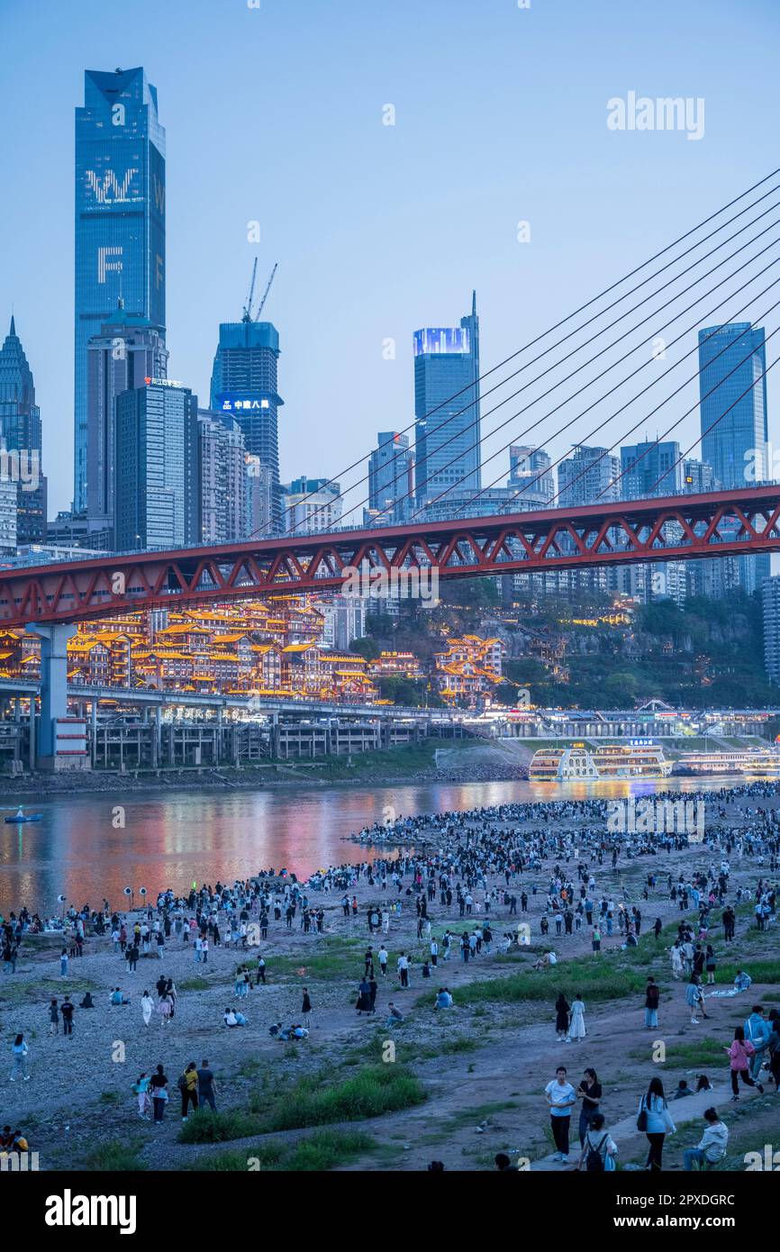 CHONGQING, CINA - 1 MAGGIO 2023 - i turisti godono di una vista notturna del punto panoramico della Grotta di Hongya e della città di montagna sulla riva del fiume di fronte a Hongyadong in CH Foto Stock