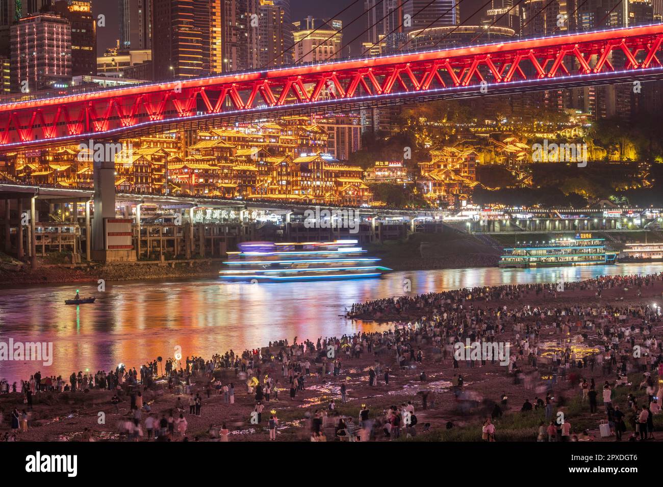 CHONGQING, CINA - 1 MAGGIO 2023 - i turisti godono di una vista notturna del punto panoramico della Grotta di Hongya e della città di montagna sulla riva del fiume di fronte a Hongyadong in CH Foto Stock