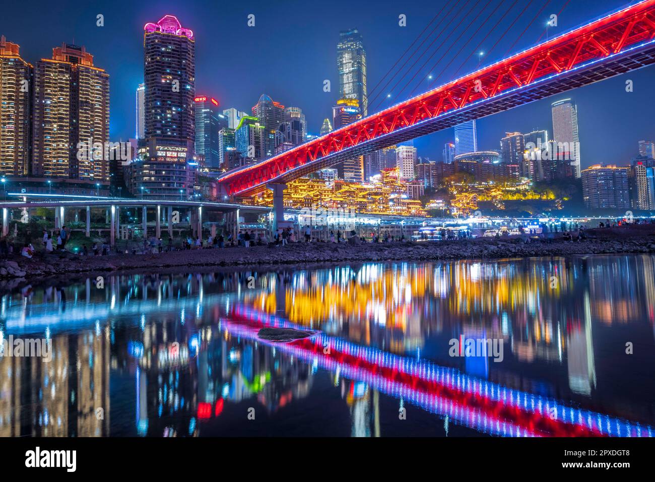 CHONGQING, CINA - 1 MAGGIO 2023 - i turisti godono di una vista notturna del punto panoramico della Grotta di Hongya e della città di montagna sulla riva del fiume di fronte a Hongyadong in CH Foto Stock