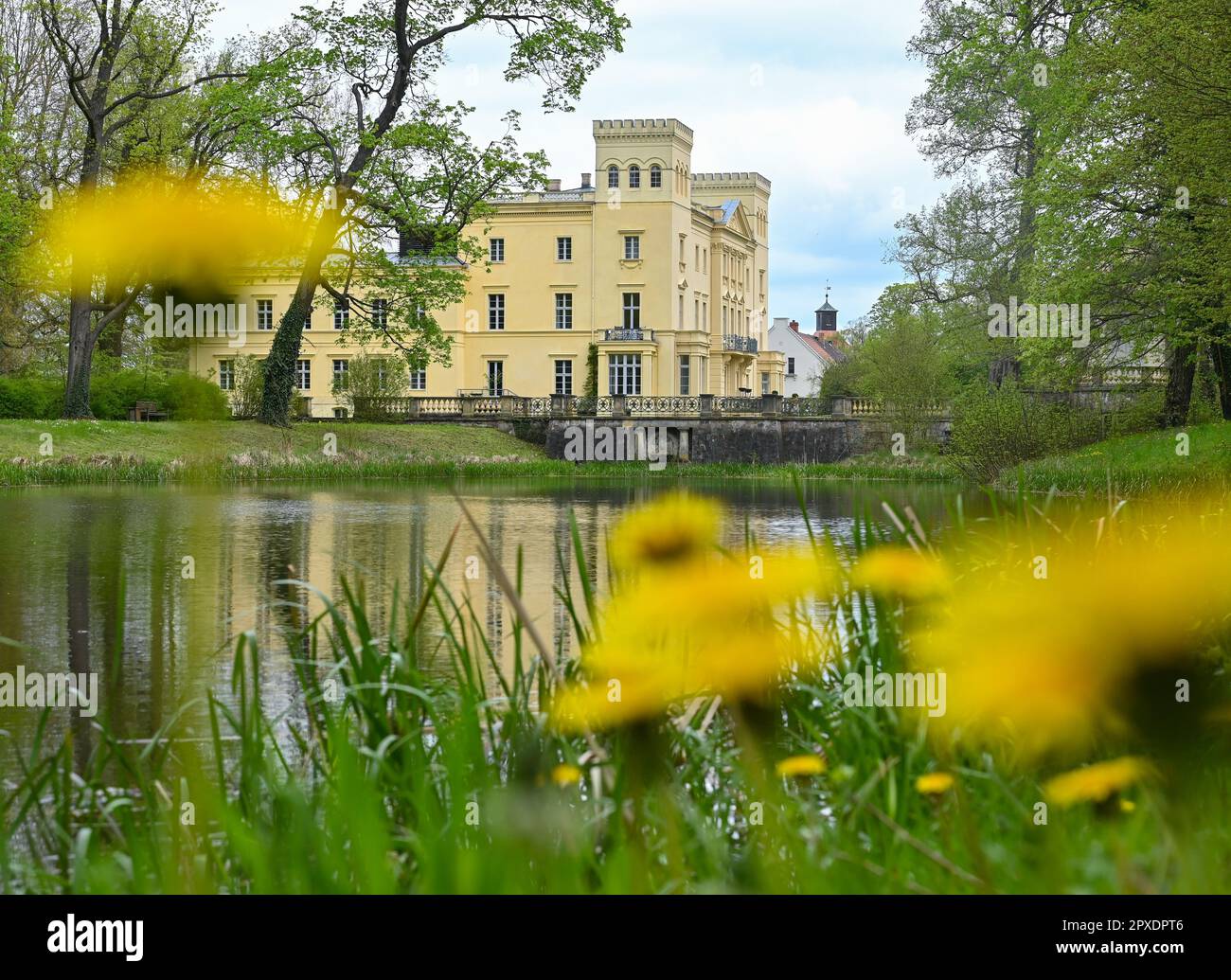 02 maggio 2023, Brandeburgo, Steinhöfel: Castello di Steinhöfel. Il castello tardo classicista, insieme all'edificio della biblioteca e al parco paesaggistico di 43 ettari, costituisce un insieme architettonico storico unico nel Brandeburgo. Costruito alla fine del 18th ° secolo, il castello è utilizzato come albergo, sala conferenze ed eventi per congressi, concerti e festival. Foto: Patrick Pleul/dpa Foto Stock