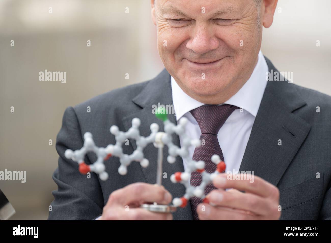 Ingelheim, Germania. 02nd maggio, 2023. Il cancelliere tedesco OLAF Scholz (SPD) esamina un modello di una molecola di empagliflozin, l'ingrediente chiave del farmaco per il diabete di tipo 2 Jardiance, durante l'innovativa cerimonia per l'impianto di innovazione chimica (CIP) di Boehringer Ingelheim. Nel nuovo stabilimento, Boehringer Ingelheim svilupperà nuovi processi di produzione chimica per ingredienti farmaceutici attivi innovativi. Credit: Sebastian Christoph Gollnow/dpa/Alamy Live News Foto Stock