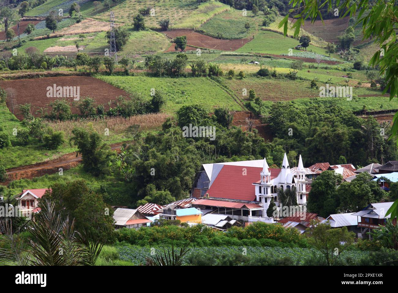 Atmosfera di villaggio sulle colline, c'è una chiesa nel mezzo dell'insediamento Foto Stock