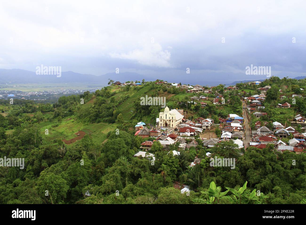 Atmosfera di villaggio sulle colline, c'è una chiesa nel mezzo dell'insediamento Foto Stock