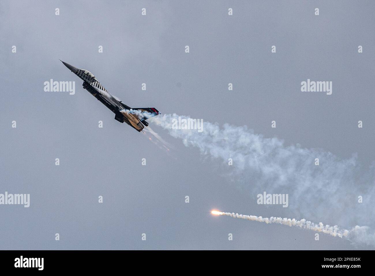 Istanbul, Turchia. 01st maggio, 2023. L'ultimo giorno del SOLOTURK TEKNOFEST, l'aereo da guerra non presidiato della Turchia ha effettuato un volo dimostrativo. L'ultimo giorno di TEKNOFEST, il più grande festival mondiale dell'aviazione, dello spazio e della tecnologia, ha visto un grande interesse per i visitatori all'aeroporto di Ataturk. Di grande interesse sono state varie attività, competizioni e spettacoli aerei. Credit: SOPA Images Limited/Alamy Live News Foto Stock