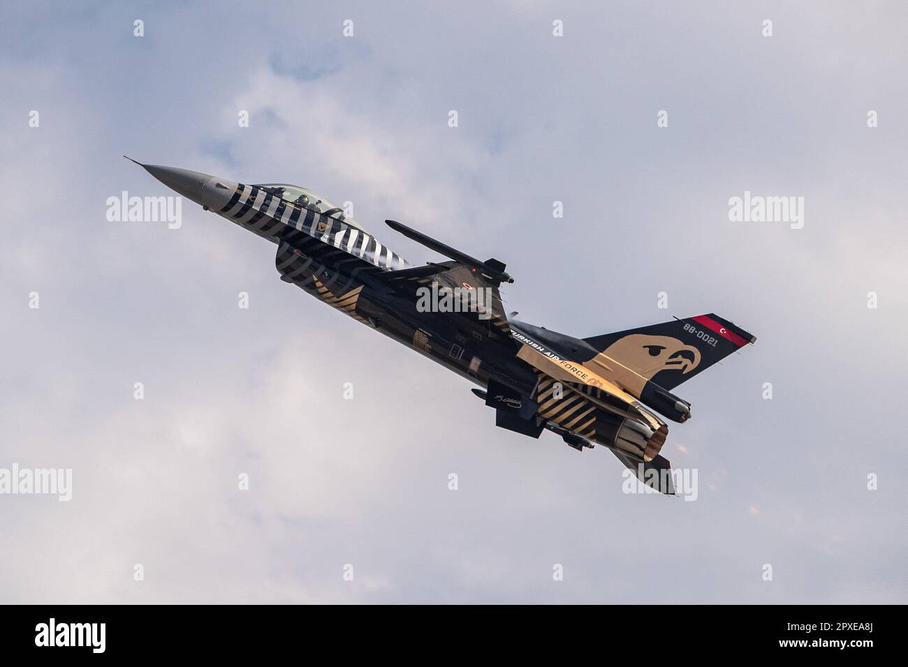 Istanbul, Turchia. 01st maggio, 2023. L'ultimo giorno del SOLOTURK TEKNOFEST, l'aereo da guerra non presidiato della Turchia ha effettuato un volo dimostrativo. L'ultimo giorno di TEKNOFEST, il più grande festival mondiale dell'aviazione, dello spazio e della tecnologia, ha visto un grande interesse per i visitatori all'aeroporto di Ataturk. Di grande interesse sono state varie attività, competizioni e spettacoli aerei. (Foto di Onur Dogman/SOPA Images/Sipa USA) Credit: Sipa USA/Alamy Live News Foto Stock