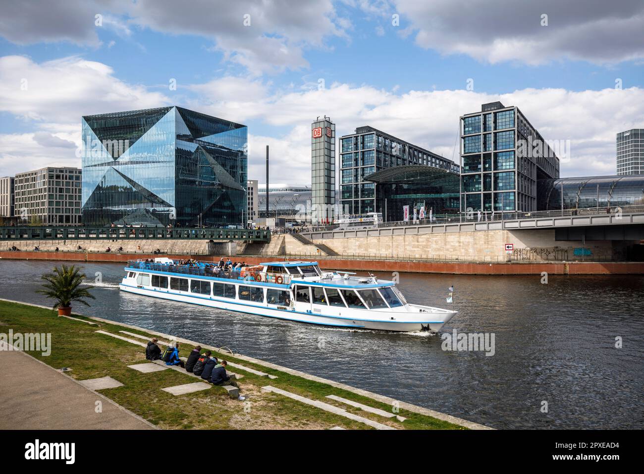 Il Cube Berlin, edificio di uffici a forma di cubo in Piazza Washington e la stazione centrale, fiume Sprea, Berlino, Germania. Das Cube Berlino, wuerfelfoerm Foto Stock