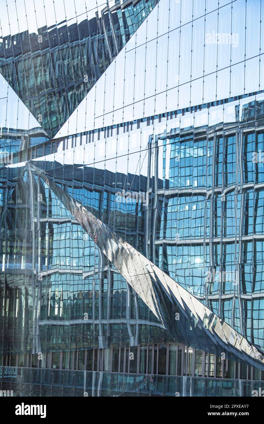 Facciata di Cube Berlin, edificio di uffici a forma di cubo in piazza Washington vicino alla stazione centrale, specchio della stazione centrale, Berlino, Germania. F Foto Stock