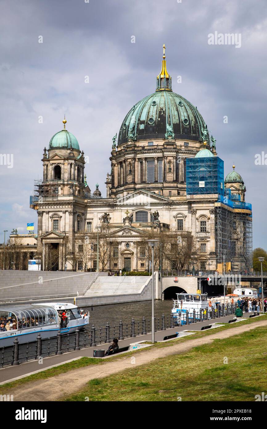 La Cattedrale di Berlino nel quartiere Mitte, fiume Sprea, Berlino, Germania. Der Berliner Dom im Bezirk Mitte, Spree, Berlino, Deutschland. Foto Stock