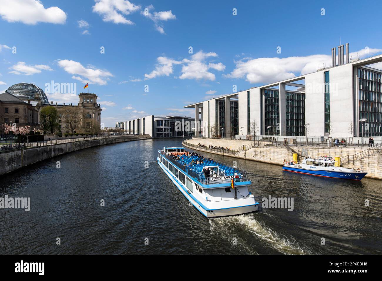 fiume Sprea nel quartiere governativo, da sinistra: Edificio del Reichstag, edificio Paul Loebe, edificio Marie Elisabeth Lueder, Berlino, Germania. Spreebog Foto Stock