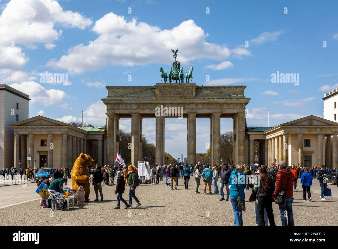 Turisti a Pariser Platz di fronte alla porta di Brandeburgo, Berlino, Germania. Touristen auf dem Pariser Platz vor dem Brandenburger Tor, Berlino, Deutschlan Foto Stock