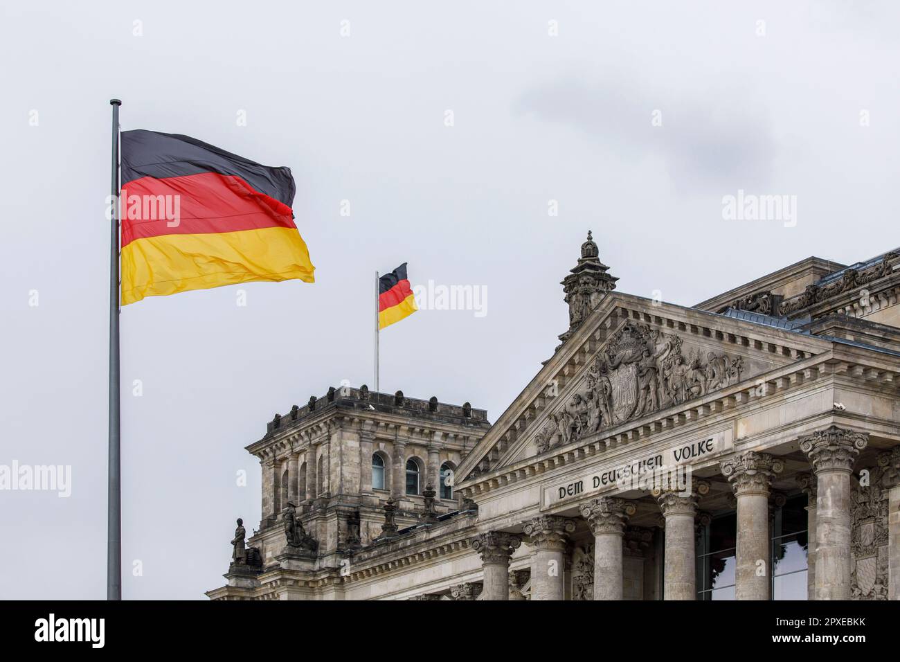 Edificio del Reichstag con bandiere tedesche in piazza Platz der Republik, sede del Bundestag tedesco, Berlino, Germania. Reichstagsgebaeude mit Deutschlandfa Foto Stock