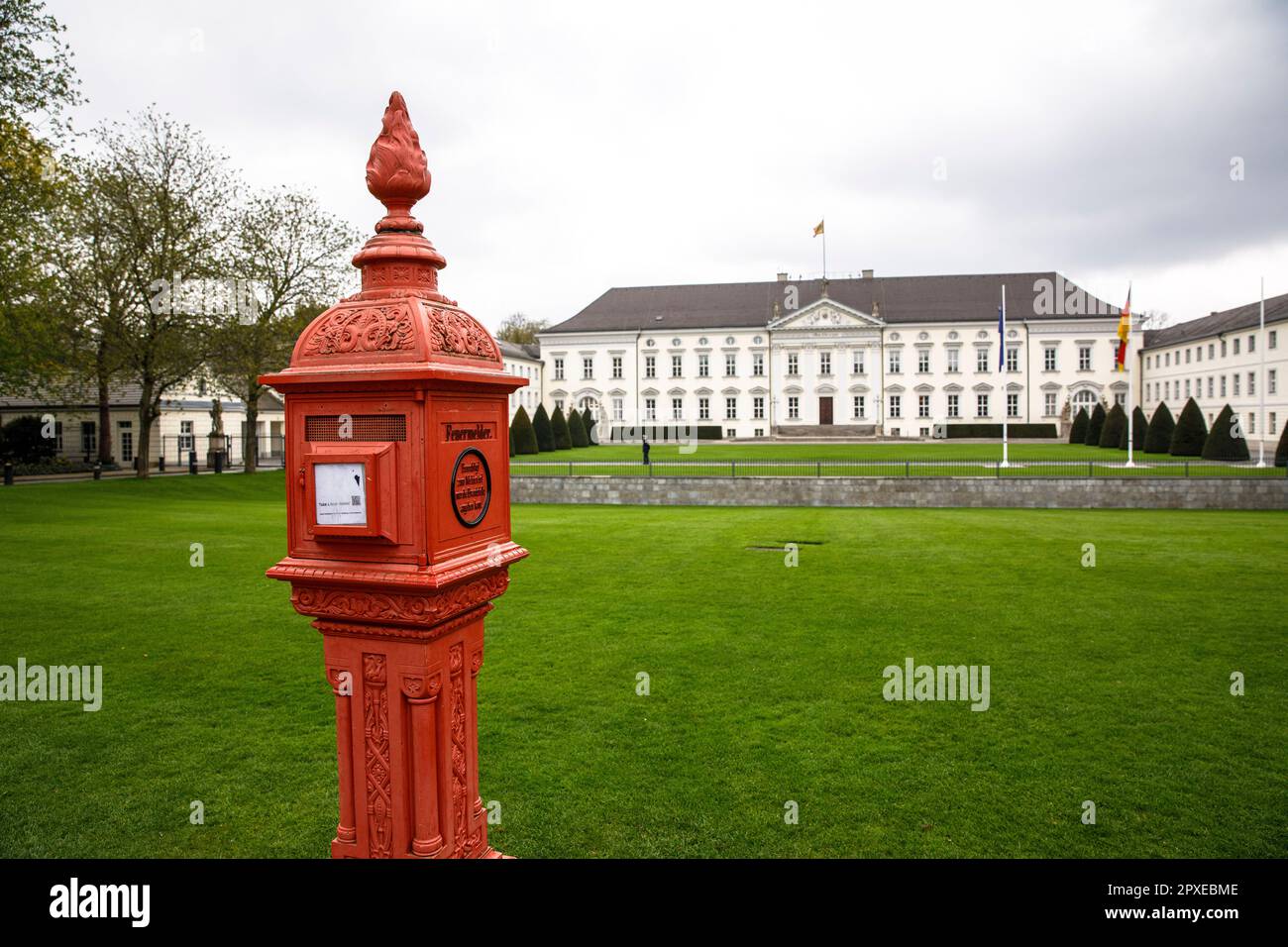 Vecchio allarme antincendio di fronte al Palazzo Bellevue, prima residenza ufficiale del Presidente Federale della Germania, Berlino, Germania. Alter Feuermelder vor Schlo Foto Stock