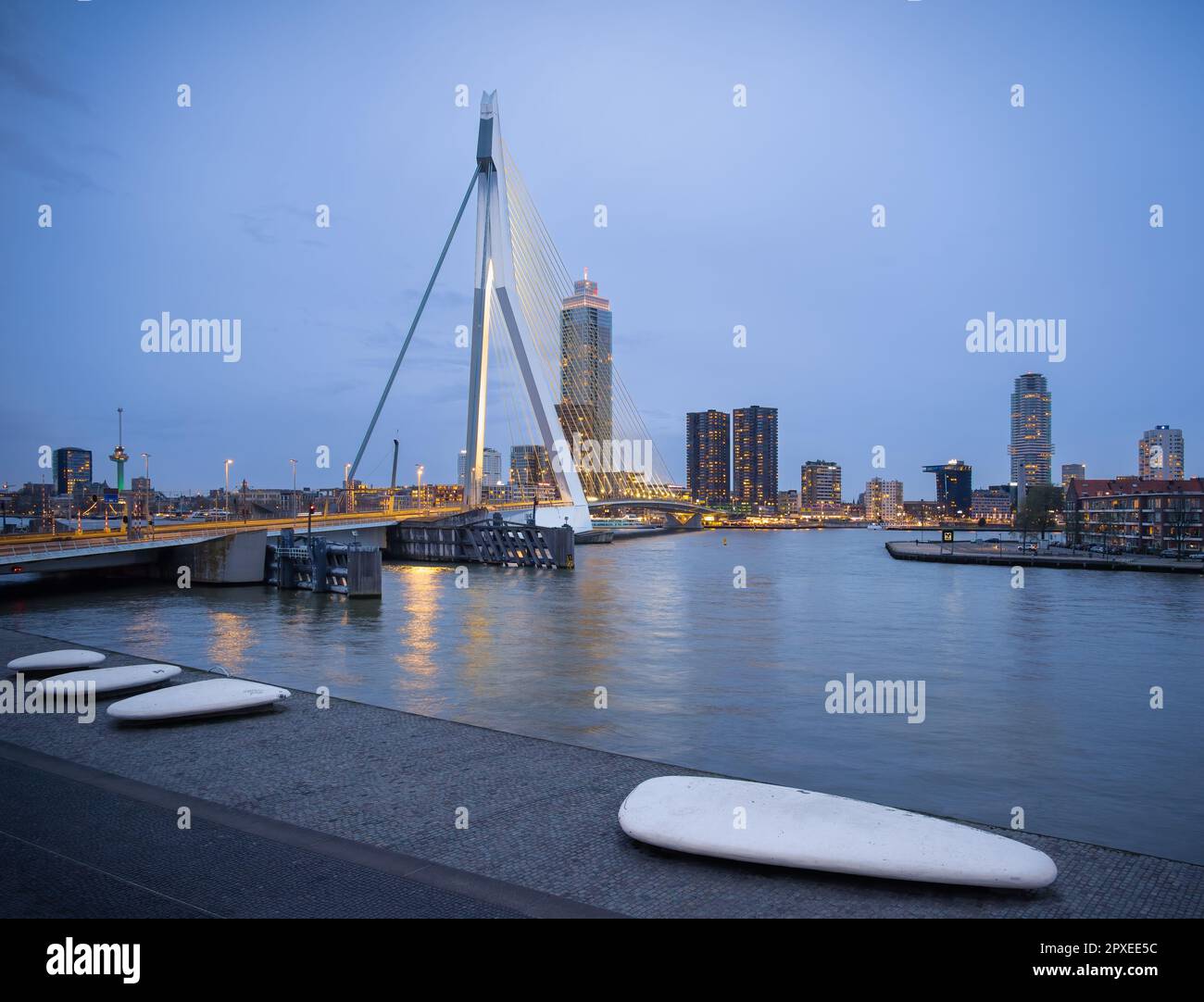 Rotterdam, Paesi Bassi - Ponte Erasmus di ben van Berkel con paesaggio di Bolles Wilson, sul fiume Maas al tramonto Foto Stock