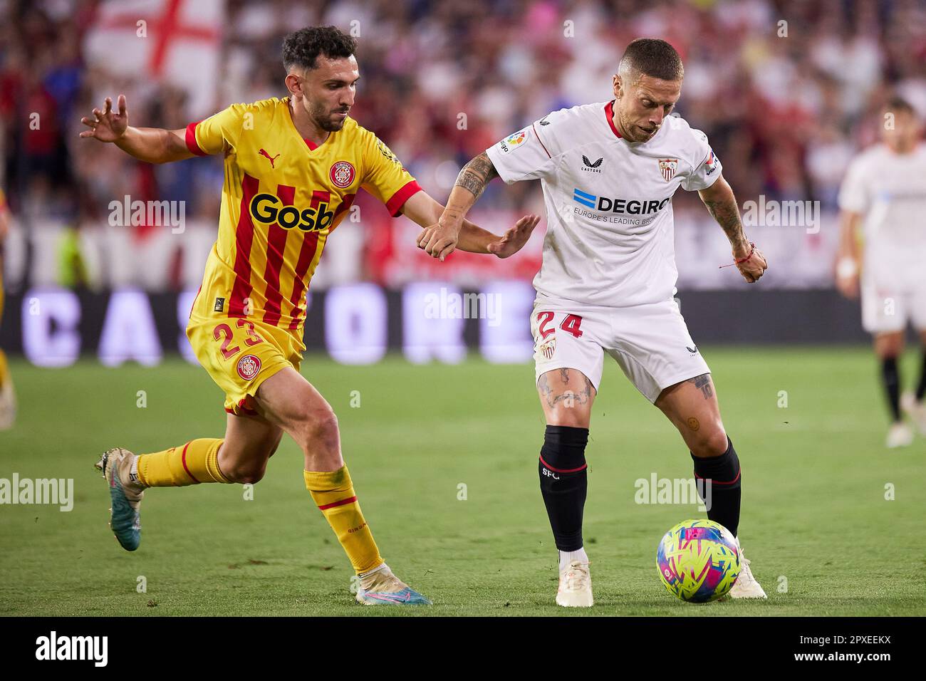 Siviglia, Spagna. 01st maggio, 2023. Papu Gomez (24) del Sevilla FC e Ivan Martin (23) di Girona visto durante la partita di LaLiga Santander tra il Sevilla FC e Girona all'Estadio Ramon Sanchez Pizjuan di Siviglia. (Photo Credit: Gonzales Photo/Alamy Live News Foto Stock