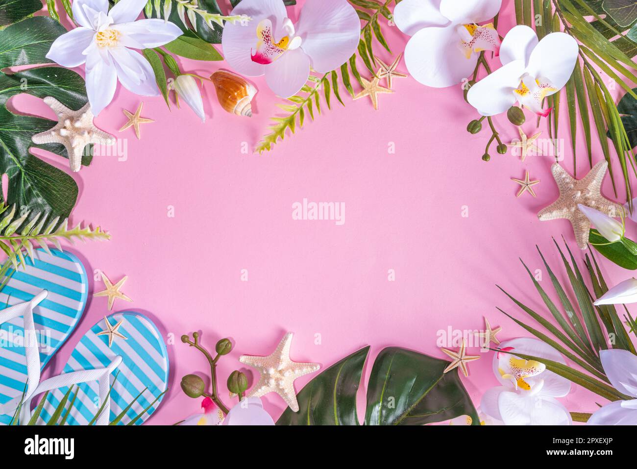 Vacanza estiva di colore rosa, viaggio e sfondo delle vacanze estive. Piatto rosa brillante con foglie e fiori tropicali, conchiglie di mare, stelle marine, flip-f Foto Stock