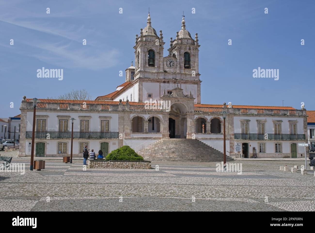Nazare, Portogallo - 28 marzo 2023: Il Santuario di Nazare (Santuario de Nossa Senhora da Nazare) si trova sulla cima della collina chiamata o Sítio. 14th centu Foto Stock
