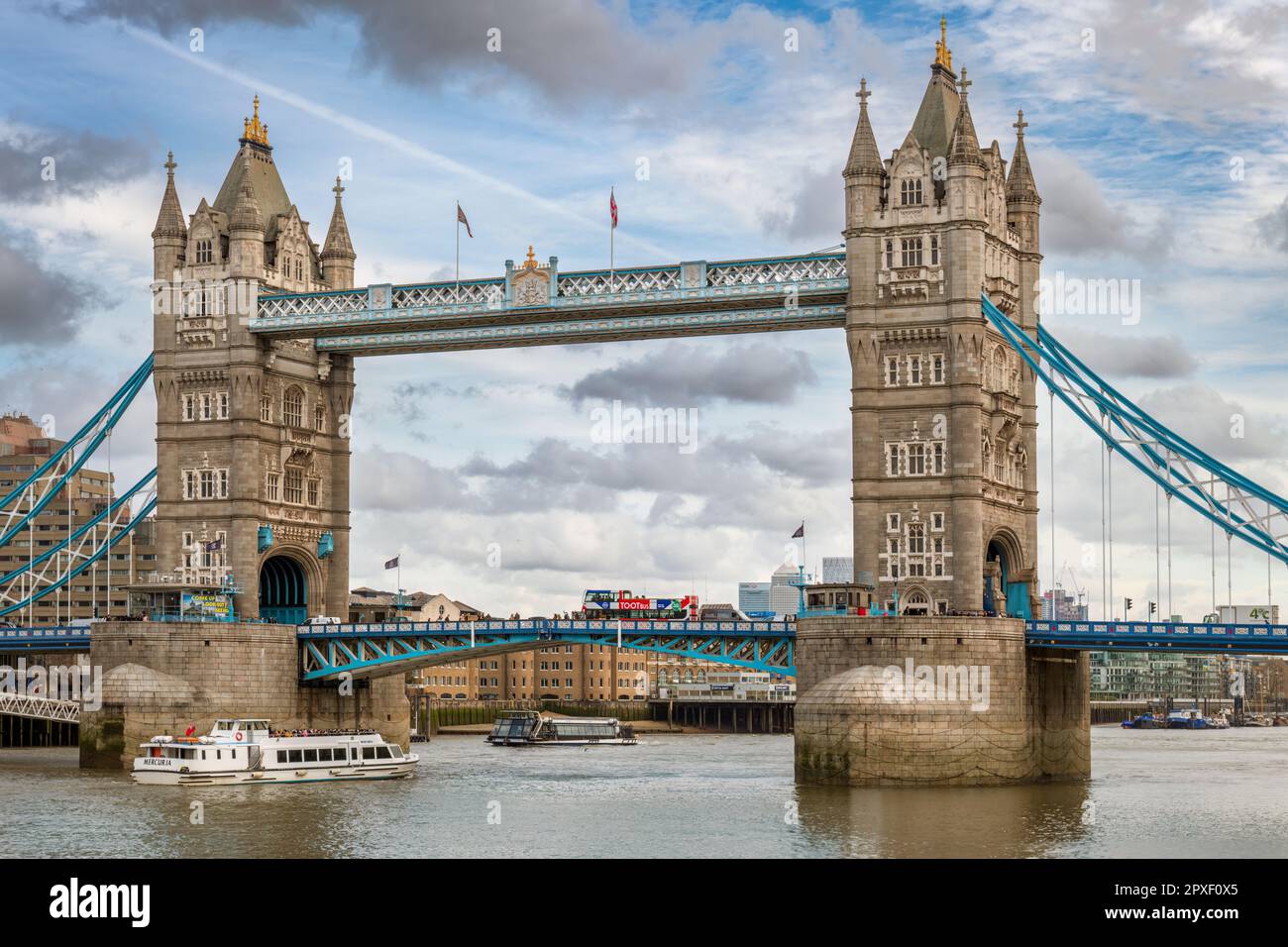 L'iconico Tower Bridge, riconosciuto in tutto il mondo, è un edificio classificato di primo livello e attraversa il Tamigi vicino alla Torre di Londra e alla città Foto Stock