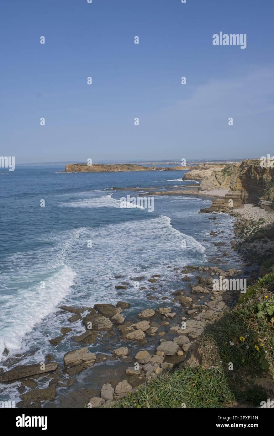 Paesaggi meravigliosi in Portogallo. Costiera panoramica a Peniche. Vista dalla scogliera. Mare ondulato. Skerries rocciosi. Giornata primaverile soleggiata. Messa a fuoco selettiva Foto Stock
