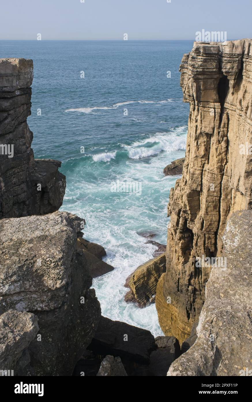Paesaggi meravigliosi in Portogallo. Costiera panoramica a Peniche. Vista dalla scogliera. Mare ondulato. Skerries rocciosi. Giornata primaverile soleggiata. Messa a fuoco selettiva Foto Stock