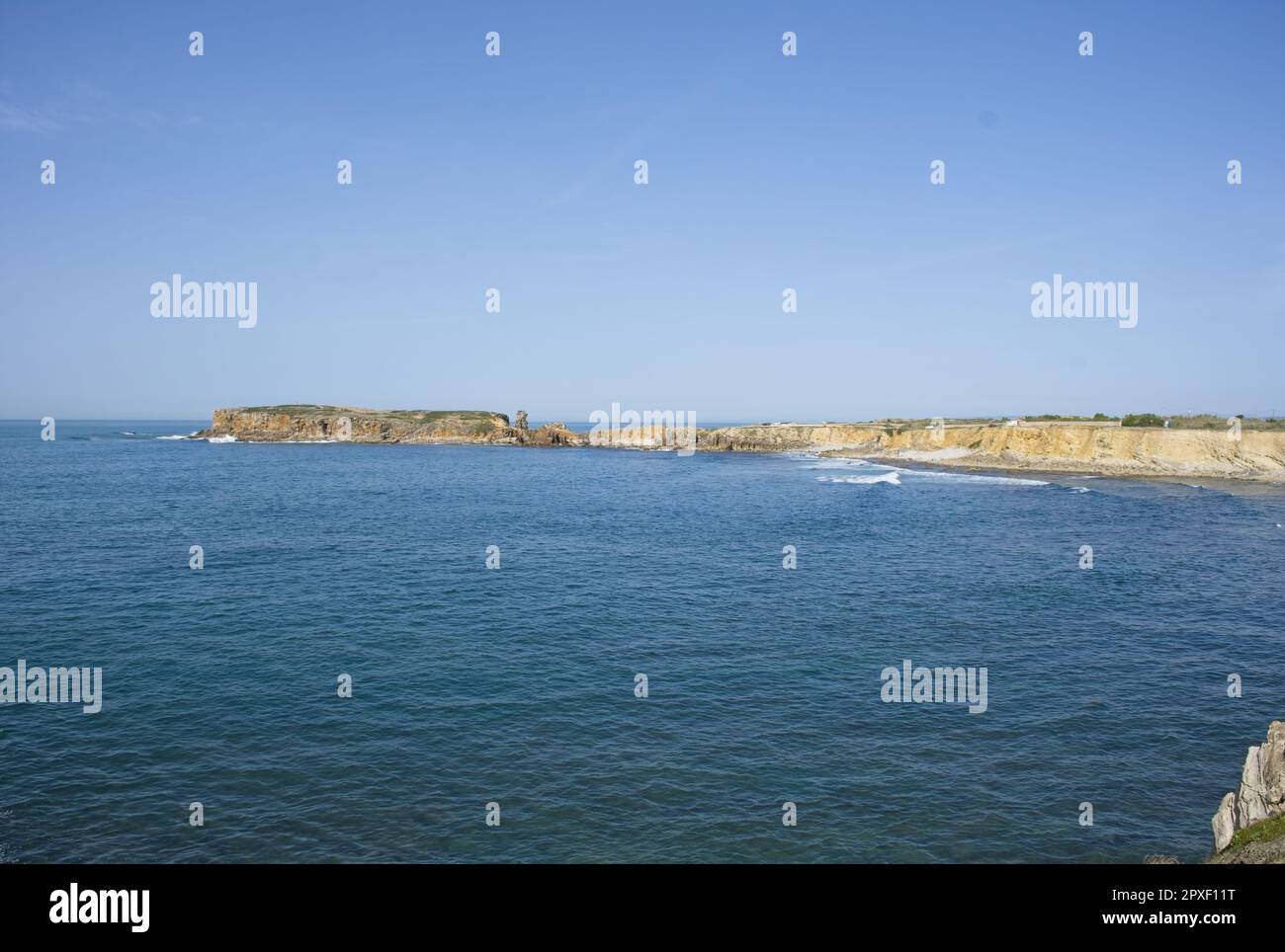 Paesaggi meravigliosi in Portogallo. Costiera panoramica a Peniche. Vista dalla scogliera. Mare ondulato. Skerries rocciosi. Giornata primaverile soleggiata. Messa a fuoco selettiva Foto Stock