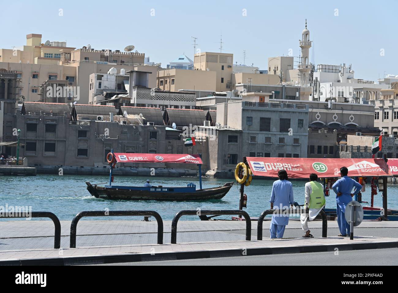 Vista del torrente di Dubai con barca 'abra', taxi d'acqua tradizionali nel quartiere di Deira, Dubai - Emirati Arabi Uniti Foto Stock