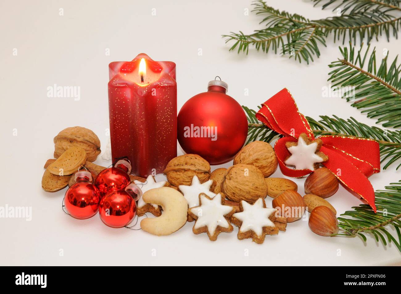 weihnachten, deko, avvento, kerze, gebäck, nüsse, zweige, weihnachtlich, christbaumkugel, weihnacht, festlich Foto Stock