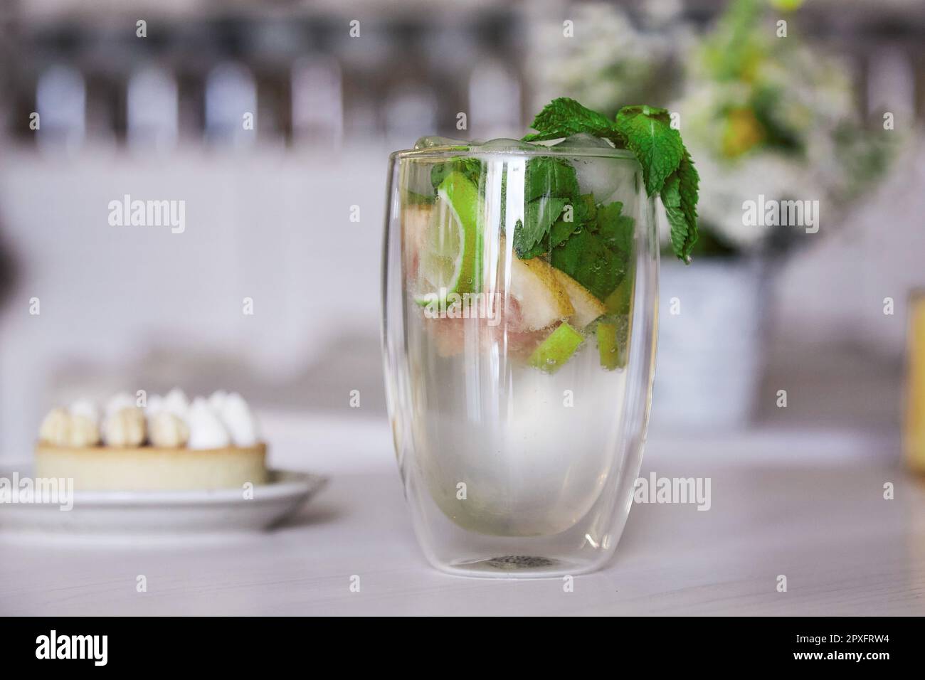 mojito analcolico con menta fresca nel caffè. Bevanda rinfrescante estiva. Foto Stock