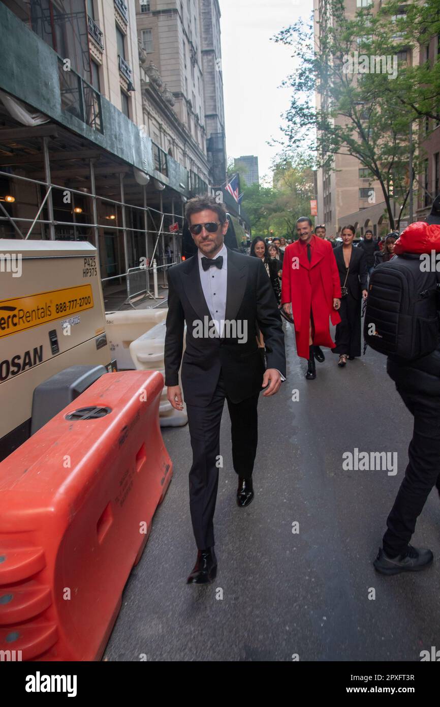 New York, New York, Stati Uniti. 1st maggio, 2023. (NUOVO) The Pierre Hotel: Partenze Met Gala 2023. 01 maggio 2023, New York, New York, USA: Bradley Cooper parte dal Pierre Hotel per il Met Gala 2023 il 01 maggio 2023 a New York City. (Credit Image: © M10S/TheNEWS2 via ZUMA Press Wire) SOLO PER USO EDITORIALE! Non per USO commerciale! Foto Stock