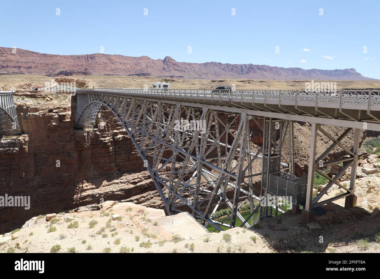 Il moderno ponte Navajo sul fiume Colorado nella parte settentrionale della contea di Coconino, Arizona U.S.A. sull'autostrada US 89A tra Bitter Springs e Jacob Lake Foto Stock