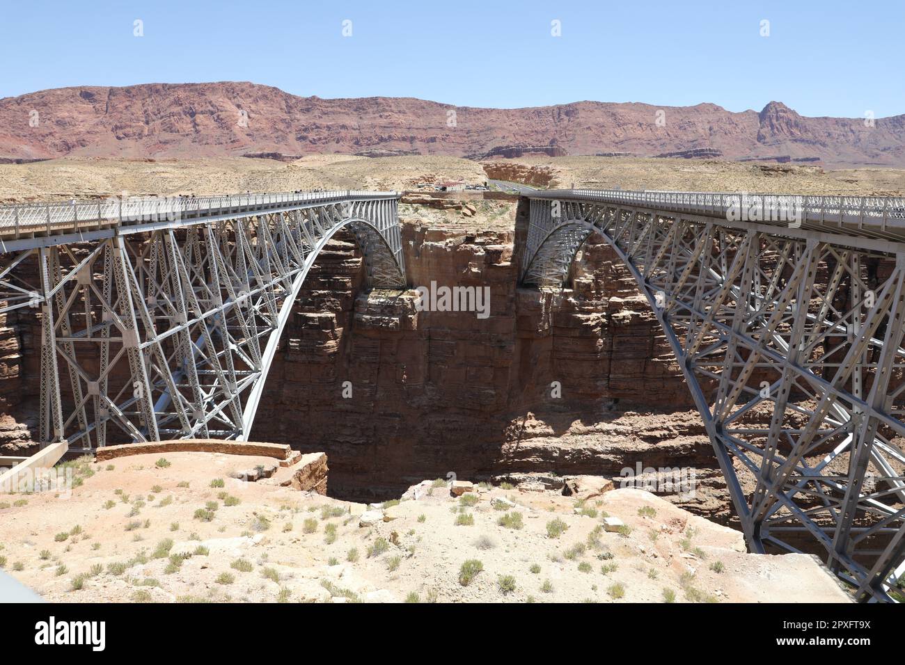 Storico e moderno ponte Navajo sul fiume Colorado nella parte settentrionale della contea di Coconino, Arizona U.S.A. sull'autostrada 89A tra Bitter Springs e il lago Jacob Foto Stock