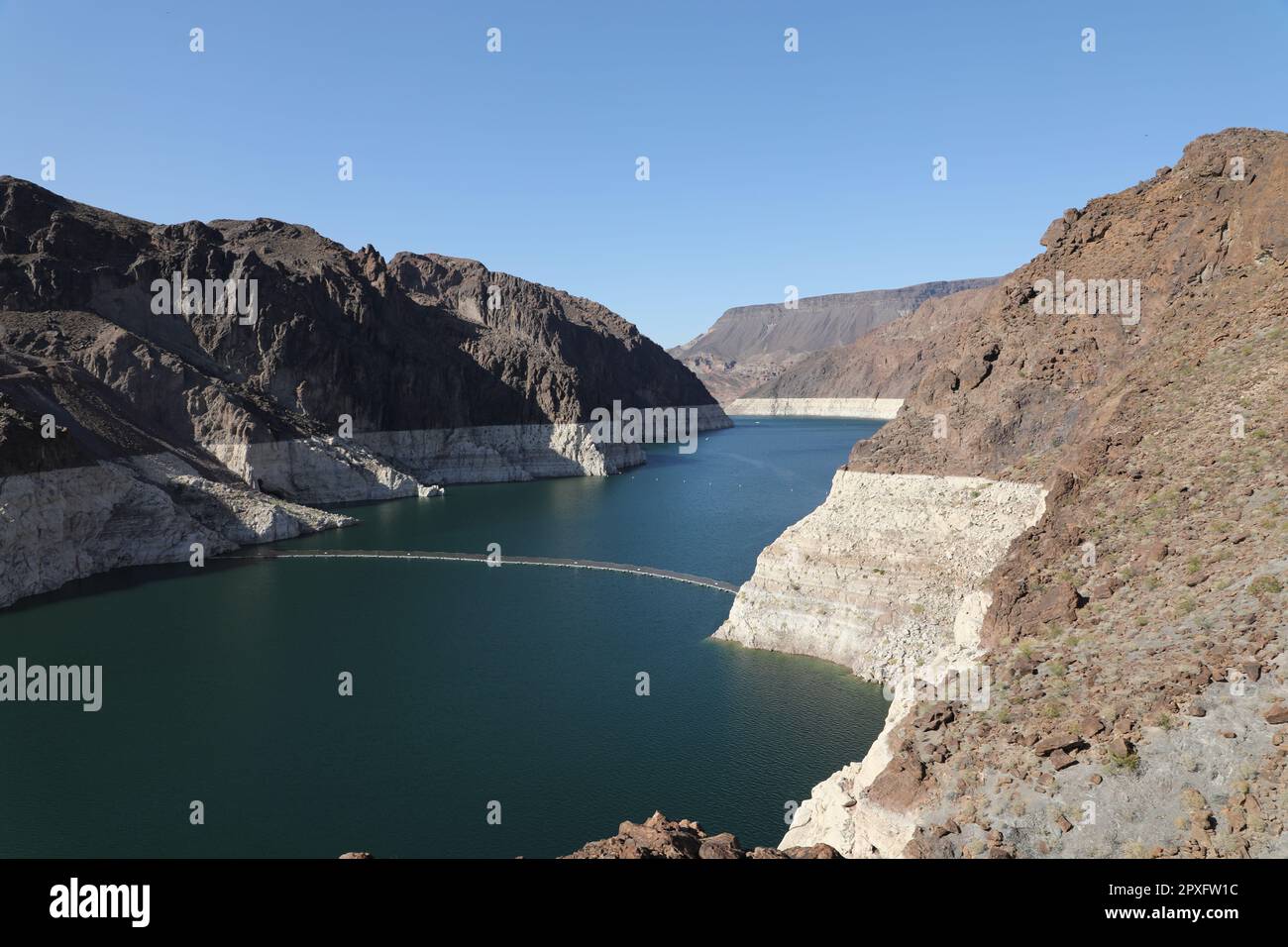 Vista dalla diga di Hoover sul fiume Colorado che mostra i confini bianchi sulle pareti del canyon, indicando il livello dell'acqua molto basso Foto Stock