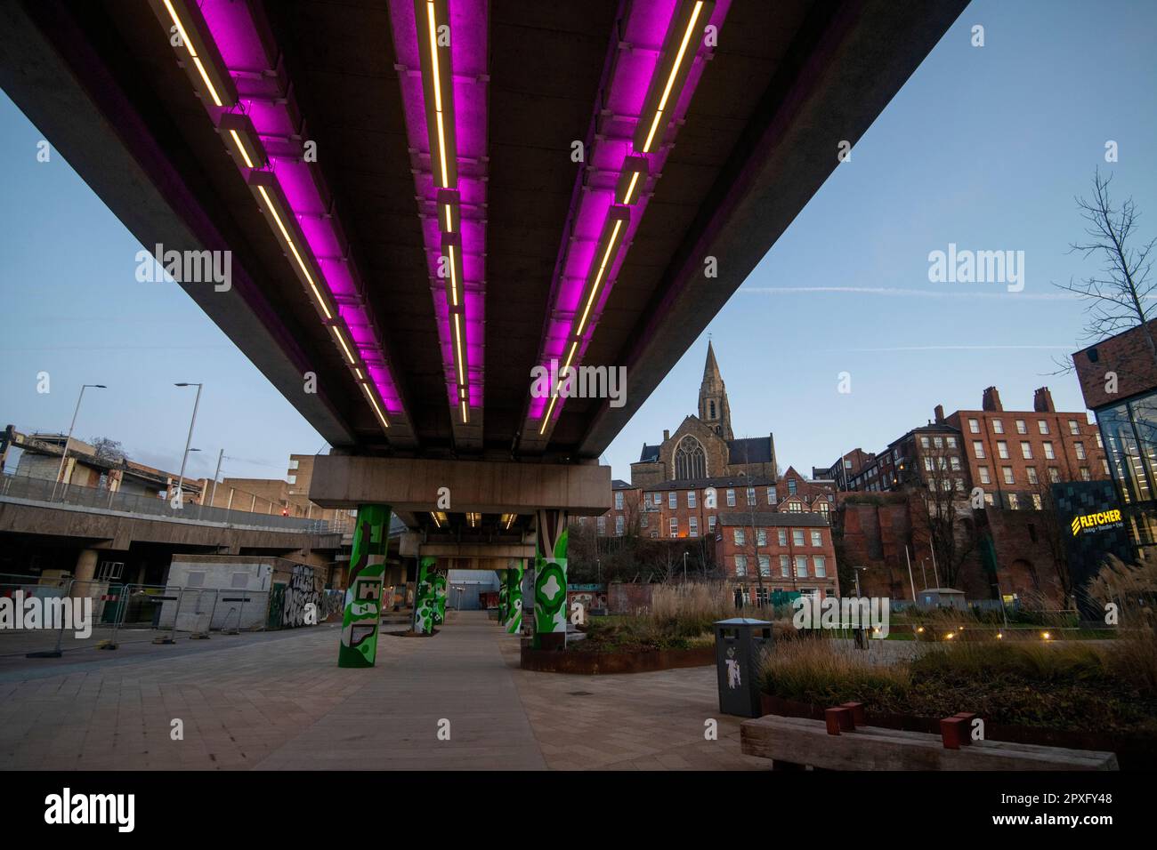 La mattina presto a Sussex Street a Nottingham City, Nottinghamshire, Inghilterra, Regno Unito Foto Stock