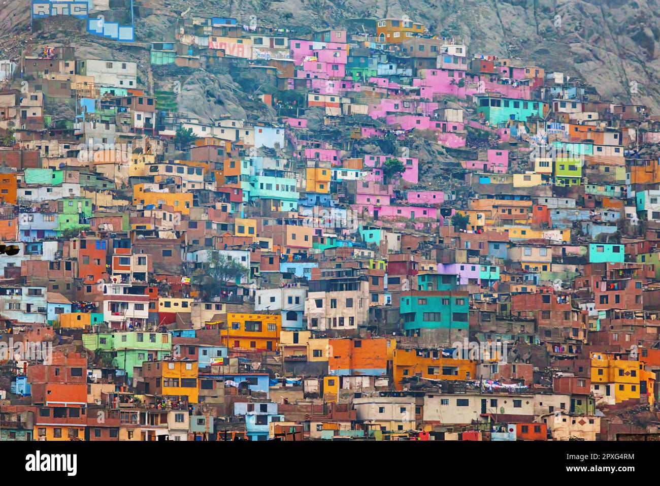 Baraccopoli colorate sulla collina di San Cristobal nel centro di Lima. Perù Foto Stock