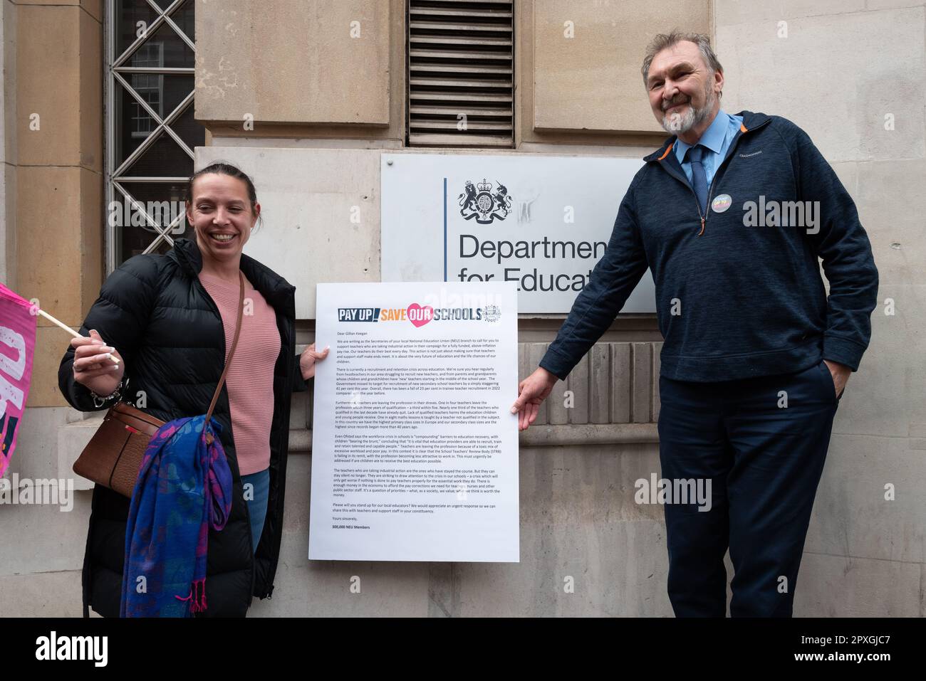 Londra, Regno Unito. 2 maggio, 2023. Kevin Courtney, segretario generale congiunto dell'Unione Nazionale dell'Educazione (NEU), pone con una lettera al Segretario di Stato per l'Educazione Gillian Keegan al di fuori del Dipartimento per l'Educazione come insegnanti di grande impatto marzo passato durante una giornata di azione industriale. Gli scioperanti chiedono aumenti salarii superiori all’inflazione e migliori finanziamenti per le scuole. Credit: Ron Fassbender/Alamy Live News Foto Stock